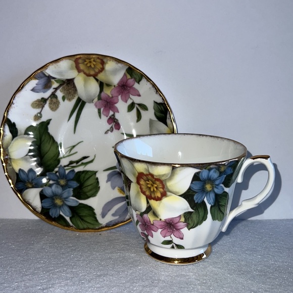 Duchness Fine Bone China England teacup and saucer - Picture 3 of 5